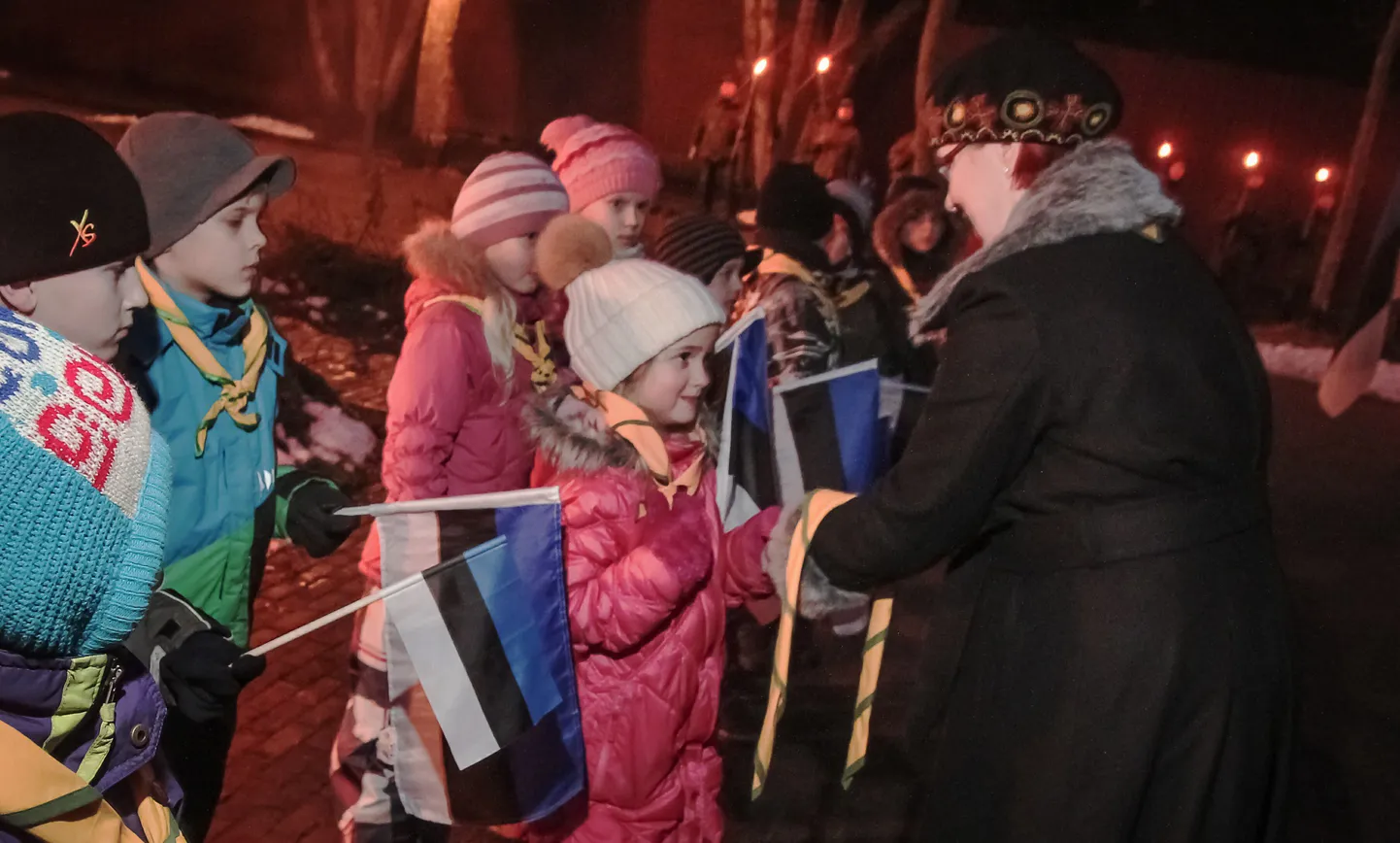 Vabadussõjas langenud Saarde kihelkonna kangelastele püstitatud monumendi ees andsid laupäeva õhtul tõrvikute valgel piduliku hundulubaduse kõige väiksemad skaudid.