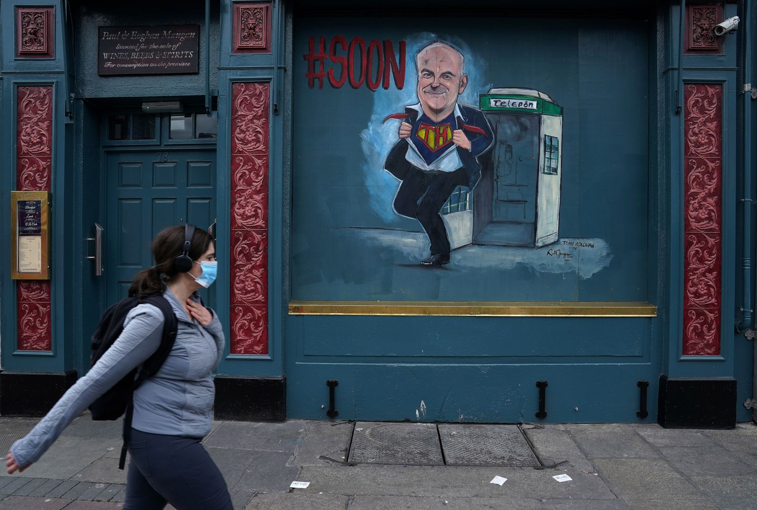 Tony Holohani karikatuur seinal. Dublin