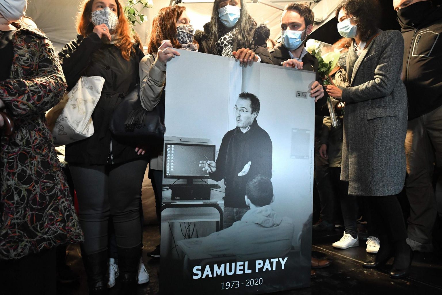 Sugulased ja kolleegid tapetud Samuel Paty pildiga Conflans-Sainte-Honorine’is sel teispäeval. 
