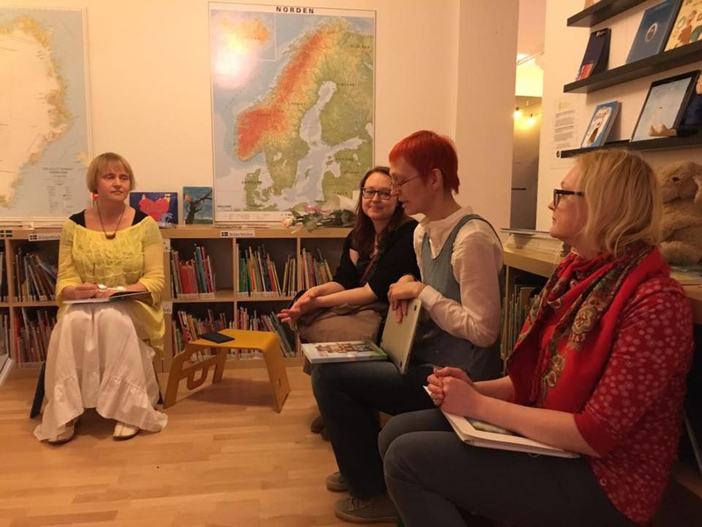Raamatu “Einhver Ekkineinsdóttiri” autor Kätlin Kaldmaa ja kunstnik Marge Nelk viibivad sel nädalal Islandil, kus nad tutvustavad raamatut, kohtuvad suurte ja väikeste lugejatega ning viivad läbi töötubasid.