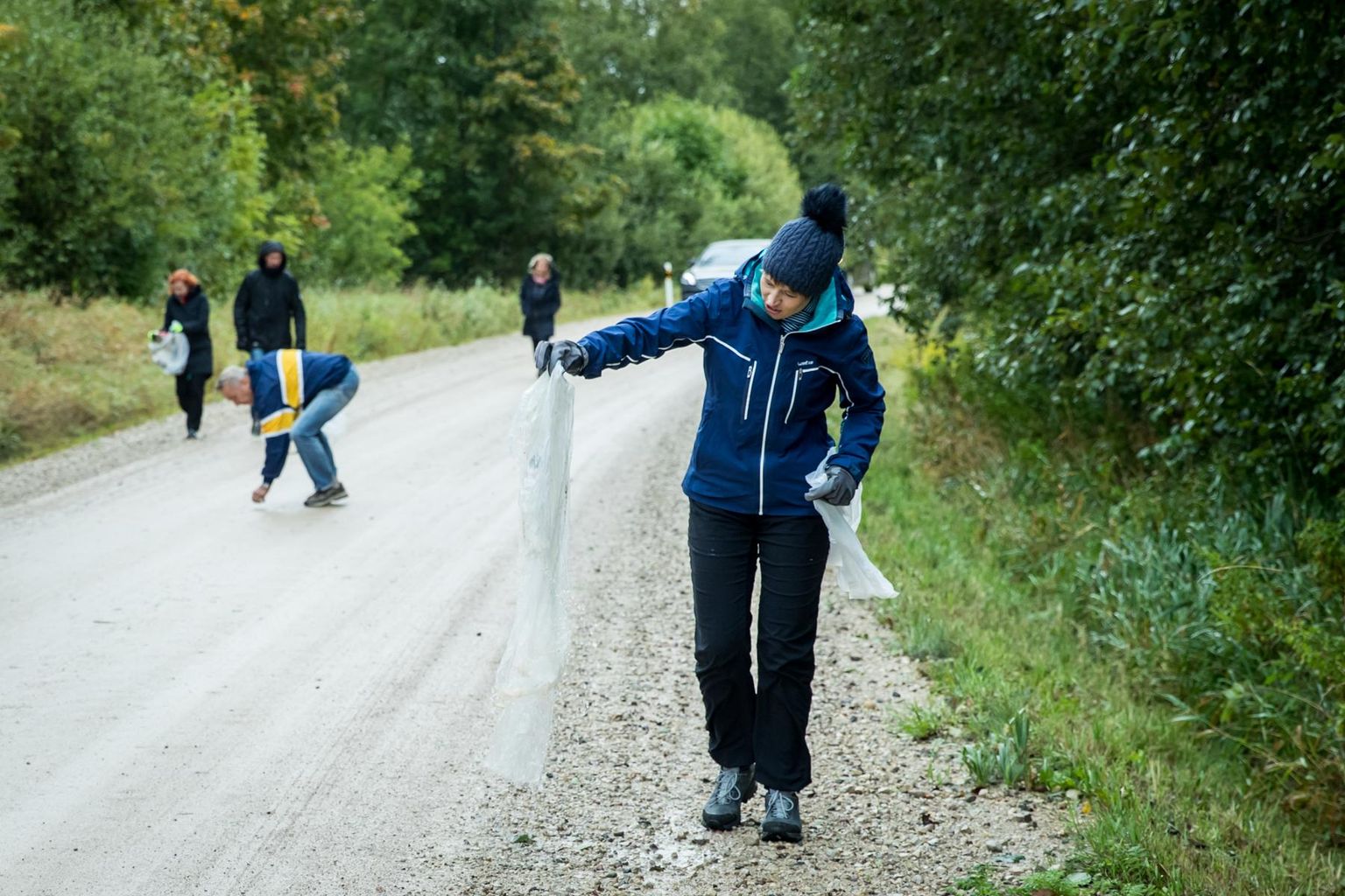 President Kersti Kaljulaid rattamaratoni raja servi koristamas. FOTO: Erlend Staub