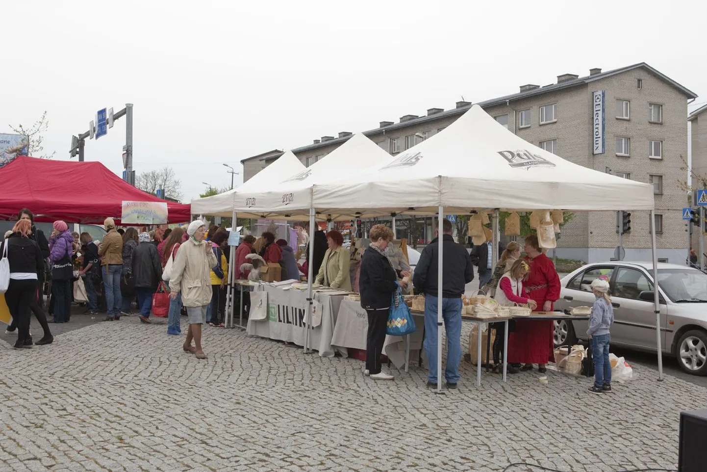 Rakvere keskväljakul kaubeldi eile naturaalsete asjadega ning tutvustati keskkonnasäästlikku maailmavaadet.