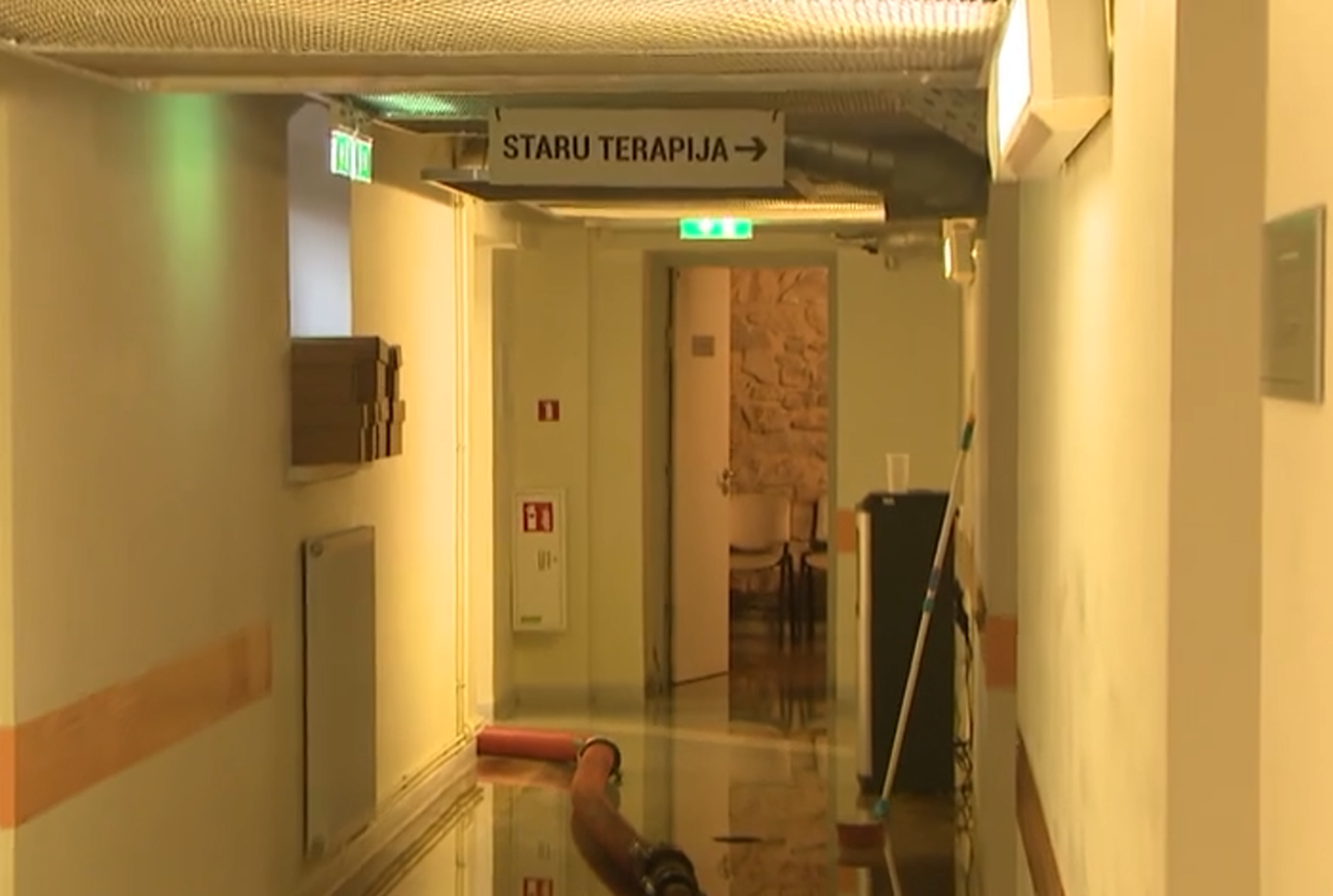 Raidījums: Pēc pagrabstāva applūšanas Stradiņa slimnīcas staru terapijas pacientiem nākas gaidīt tā izžūšanu