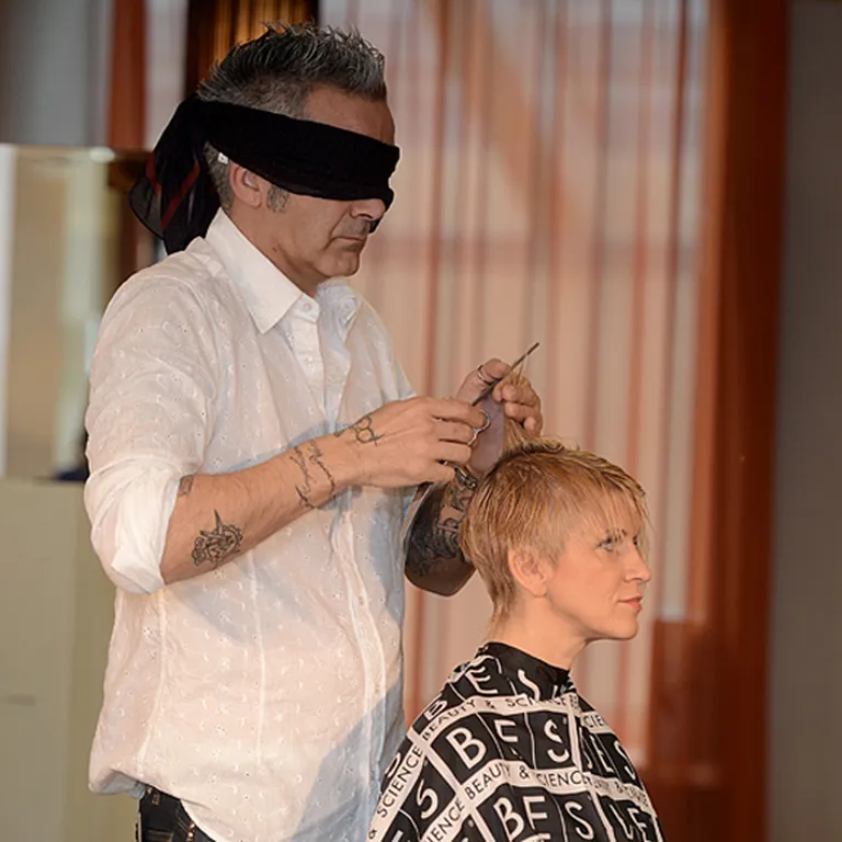 Alex de Stefano ar aizvērtām acīm griež Unas Ulmes matus