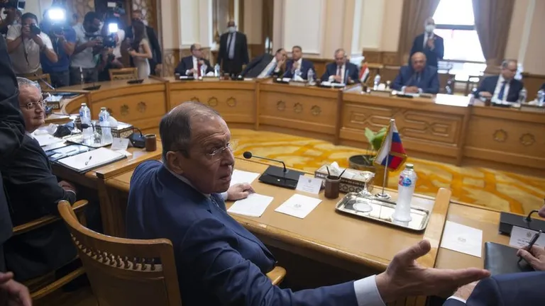 Во время турне по Африке в июле этого года глава российского МИД Сергей Лавров представлял Россию защитницей суверенитета государств, которая при этом не вмешивается в их внутренние дела