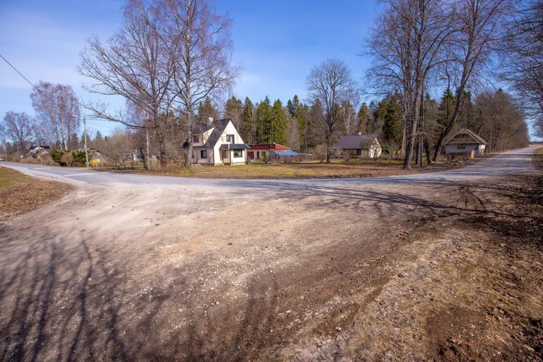 Vasakule suundub Tapa Pikk tänav, otse ees on jupike vana Tapa–Rakvere teed, mis on tänapäeval kasutusel hoopis teise kohta viiva maanteena.