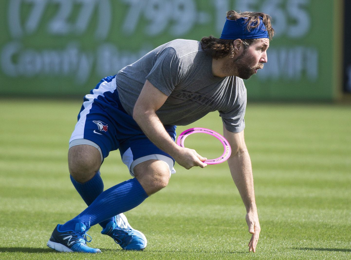 Toronto Blue Jays'i pesapallur frisbee'd püüdmas