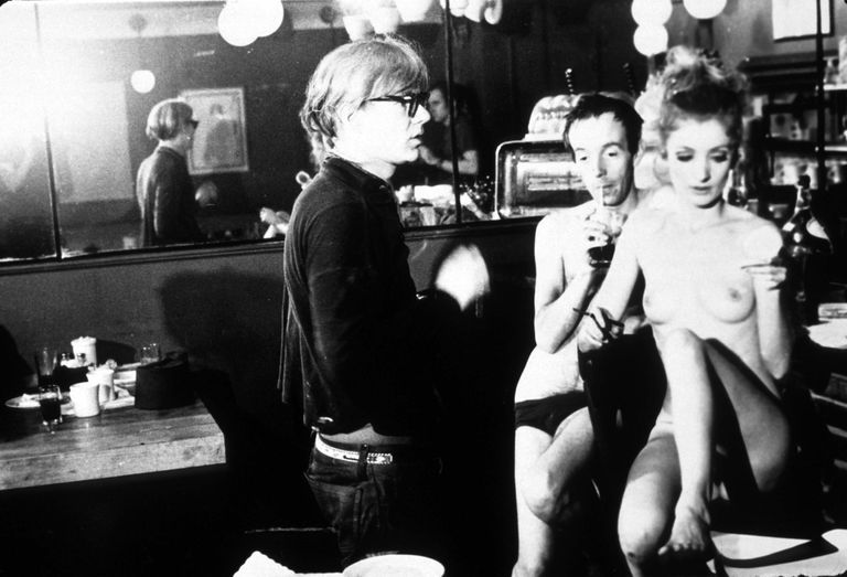 Andy Warhol koos Taylor Meadi ja Vivaga filmi «Nude restaurant» võtetel. Viva mängis kaks aastat hiljem Warholi filmis, kus naine seksis ekraanipartneriga päriselt.