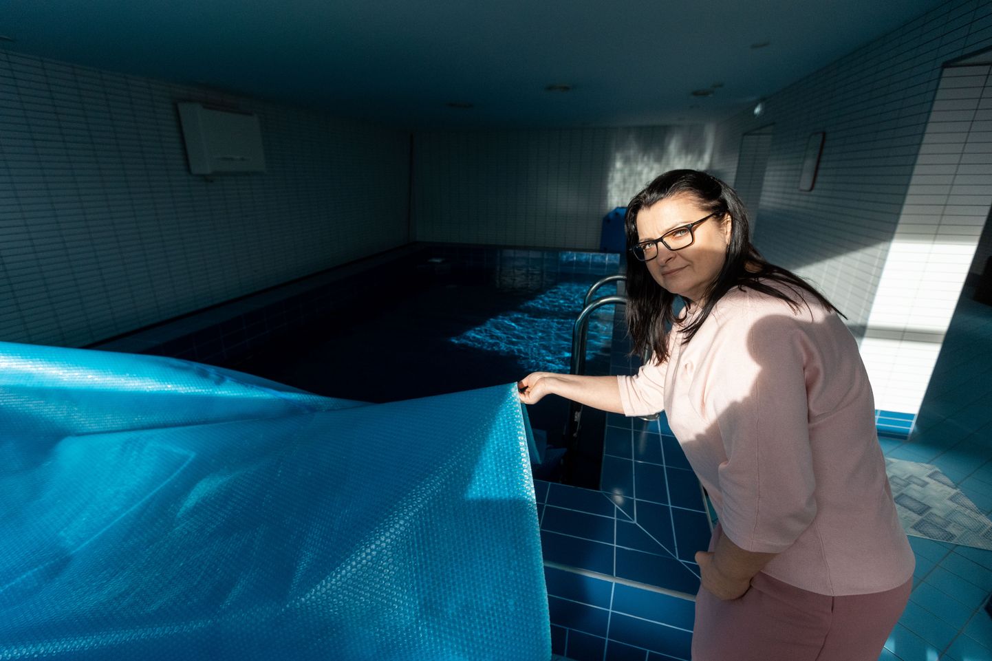 Tabja lasteaed-kooli direktor Margit Silluta näitas veebruaris lasteaia taasavatud basseini.