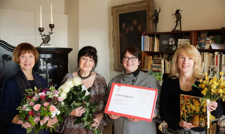 24. martā Elgai Drullei Latvijas Nacionālā kultūras centra Goda rakstu pasniedza un jubilejā sveica LNKC direktore Signe Pujāte. Sveicēju pulkā arī LNKC latviešu skatuviskās dejas eksperte Maruta Alpa un Valsts Izglītības Satura centra vecākā referente dejas mākslas jautājumos Zanda Mūrniece.