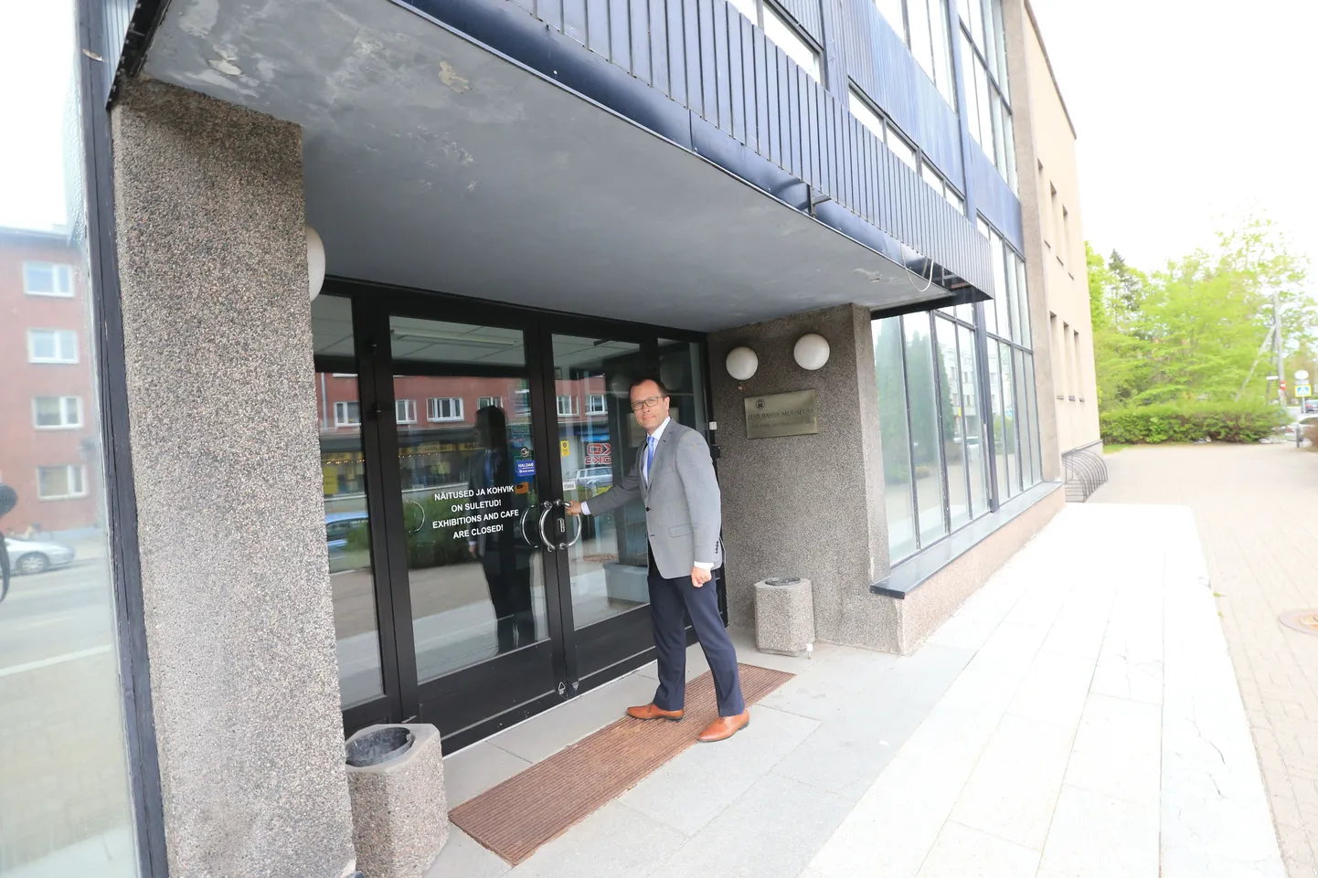 Tartu linnapea Urmas Klaas selgitas, et linnavarade osakonna arvutuste kohaselt tasub linnal ERMi vana näitusemaja osta, mitte rentida. Linnal on kindel plaan teha sellesse hoonesse seltsimaja ning kolida sinna pensionäride klubi Kodukotus.