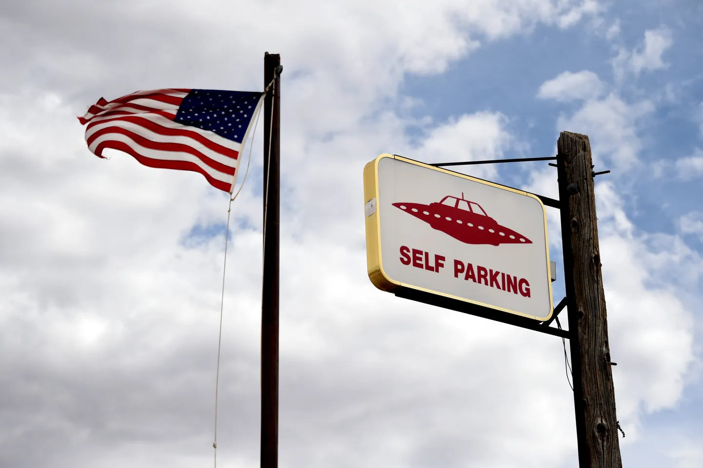 USA Nevada Rachel, kus on humoorikas ufode parkimise silt. Sellega viidatakse Alale 51, mida seostatakse ufodega