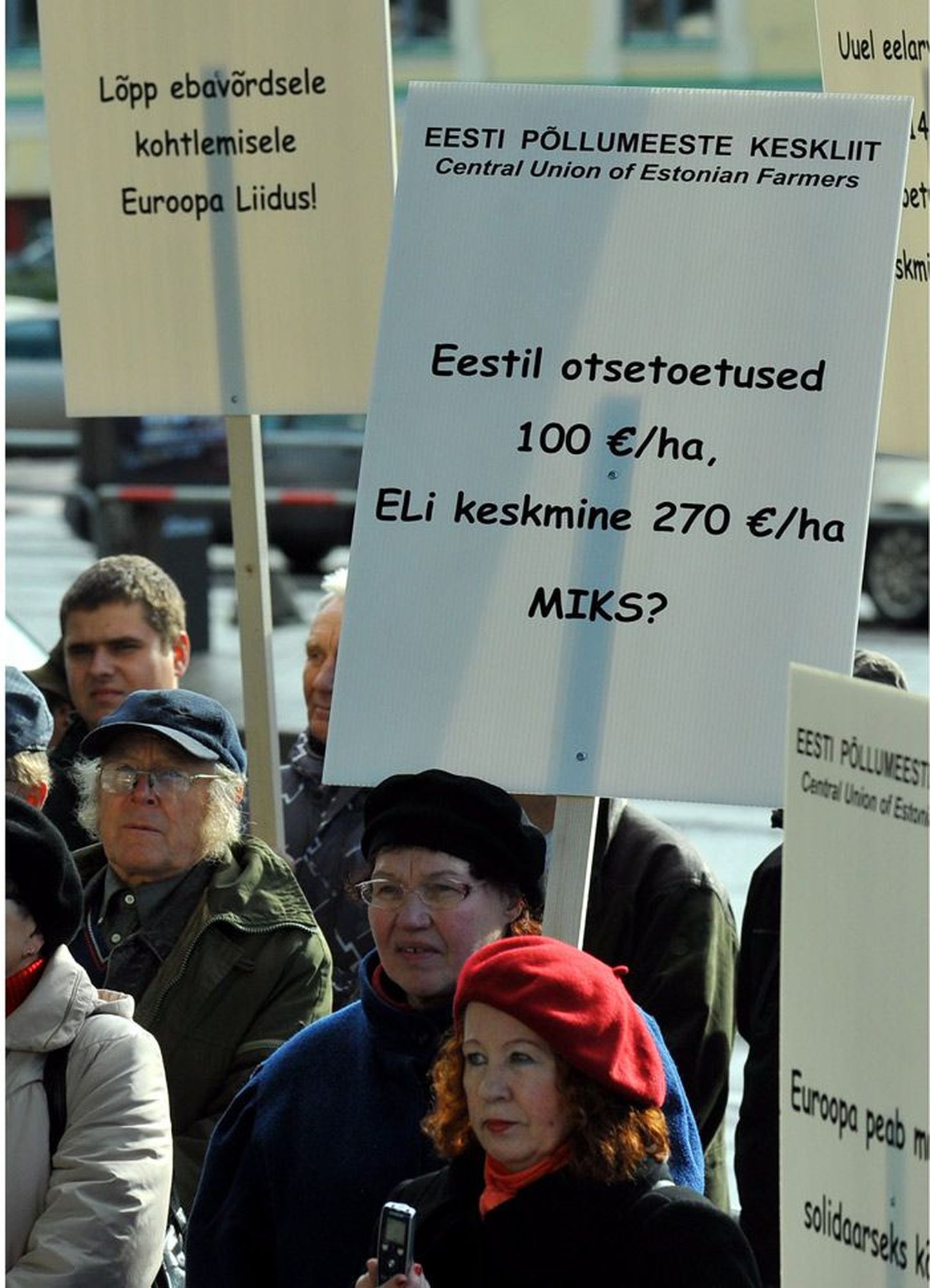 Balti põllumeeste ebaõiglase kohtlemise vastu avaldas eile Tallinnas Euroopa Maja ees meelt sadakond inimest.