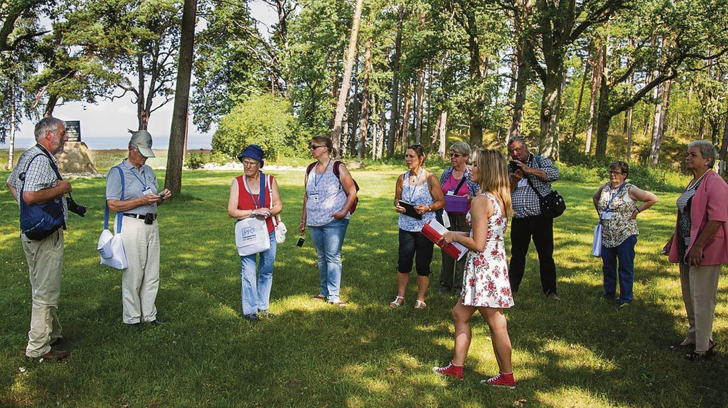 Noorteühingu Eesti 4H võõramaalastest külalistele rääkis Uulust, Merekülast ja roosiaia taastamisest Maritta Pirn (esiplaanil), kellele see oli inglise keeles esimene giidituur.