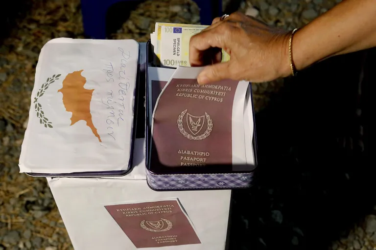 Акция протеста против золотых паспортов и коррупции прошла на Кипре осенью прошлого года. На ней можно было купить бумажный паспорт.