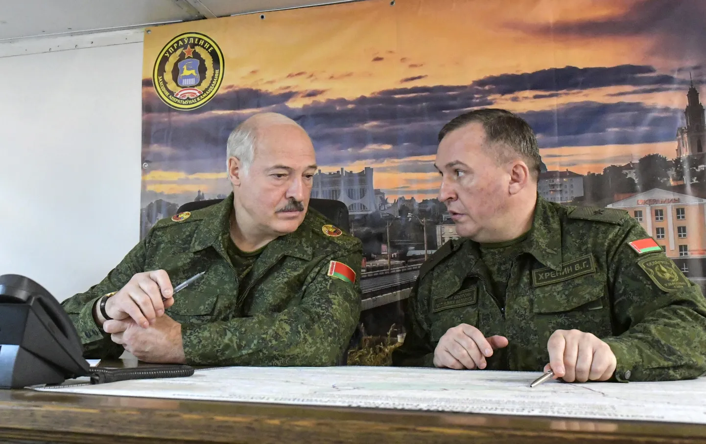 Baltkrievijas pašpasludinātais prezidents Aleksandrs Lukašenko un Balktrievijas  aizsardzības ministrs Viktors Hreņins.