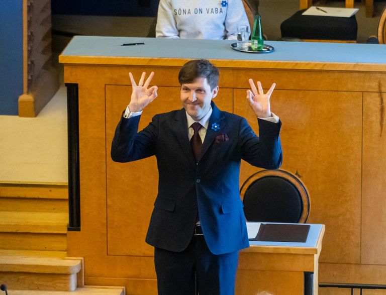 Martin Helme ei kõhelnud ametisse saamise järel kordamast Ruuben Kaalepi poolt tuntuks tehtud žesti, mis EKRE poliitikute sõnul olevat hea tuju märk.