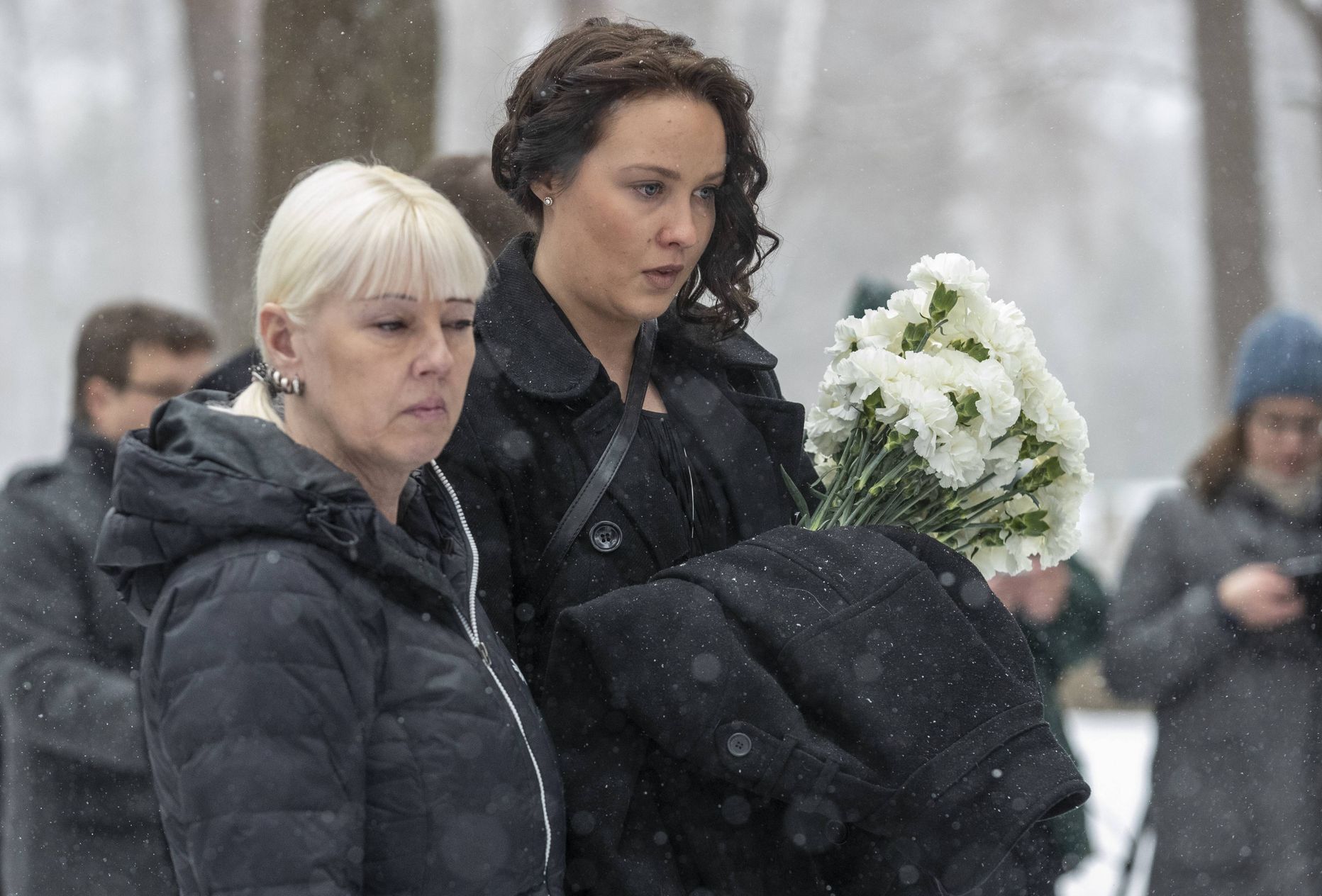 Lesk Pia Nykänen (vasakul) ja tütar Eveliina Matti Nykäneni matusel 2. märtsil 2019