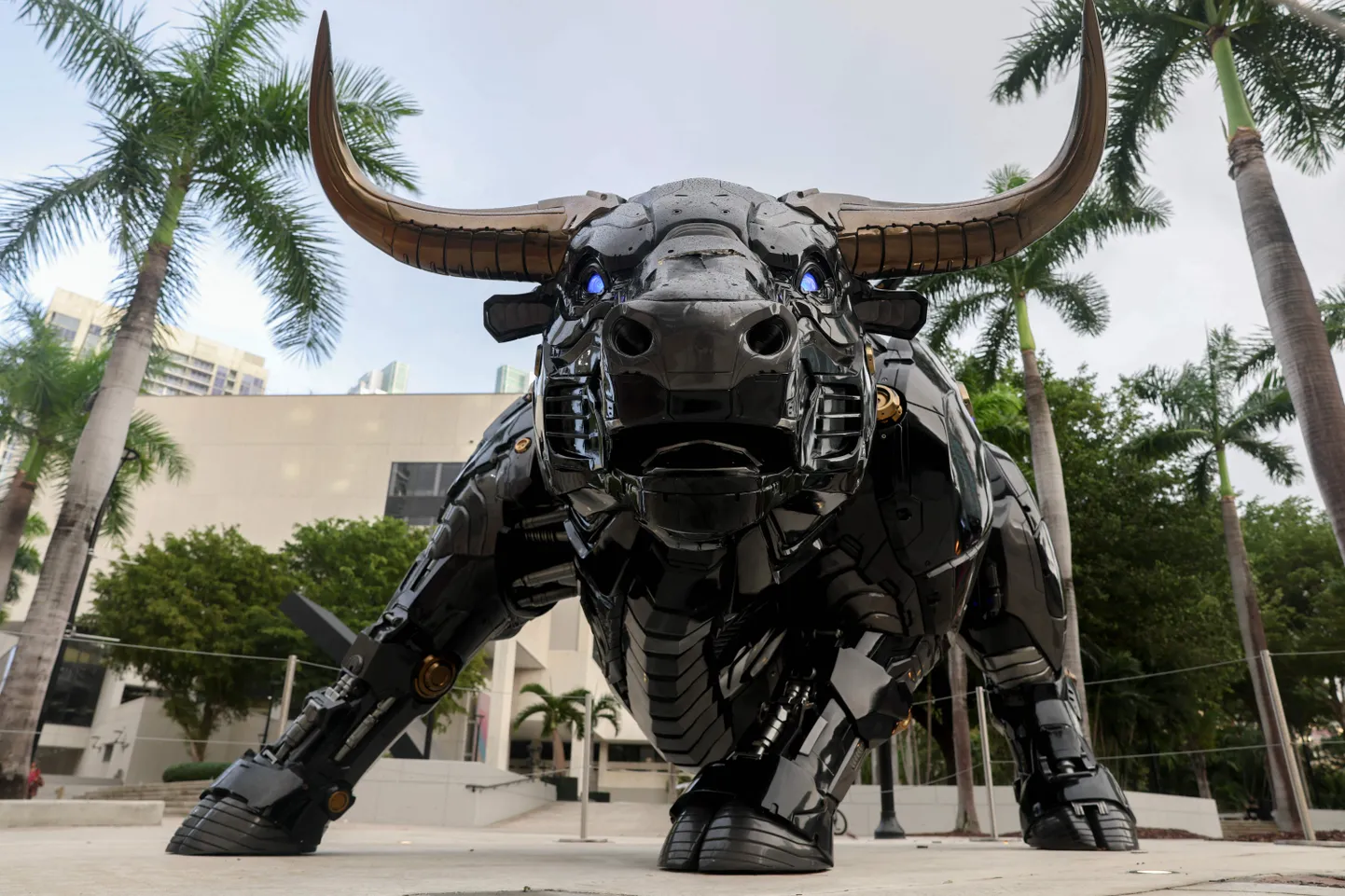 Fotol on Miami Dade'i kolledži Wolfsoni ülikoolilinnakus olev robot-krüptopulli kuju 16. detsembril 2024 Miamis, Floridas.