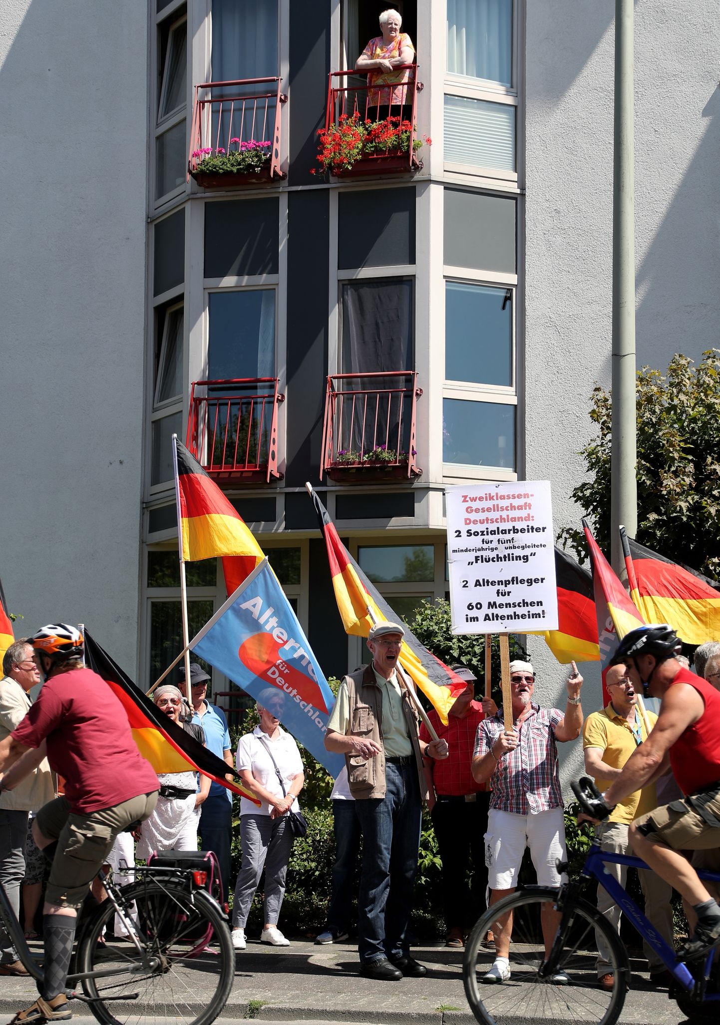 Partei Alternatiiv Saksamaale (AfD) toetajad protestimas kantsler Angela Merkeli külaskäigul Paderborni linnas.