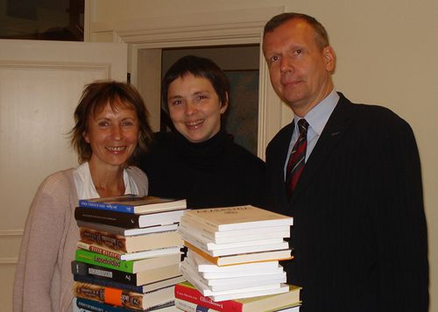 Suursaadik Margus Laidre andis Glasgow ülikooli esindajale Lea Kreininile üle kingitud raamatud.