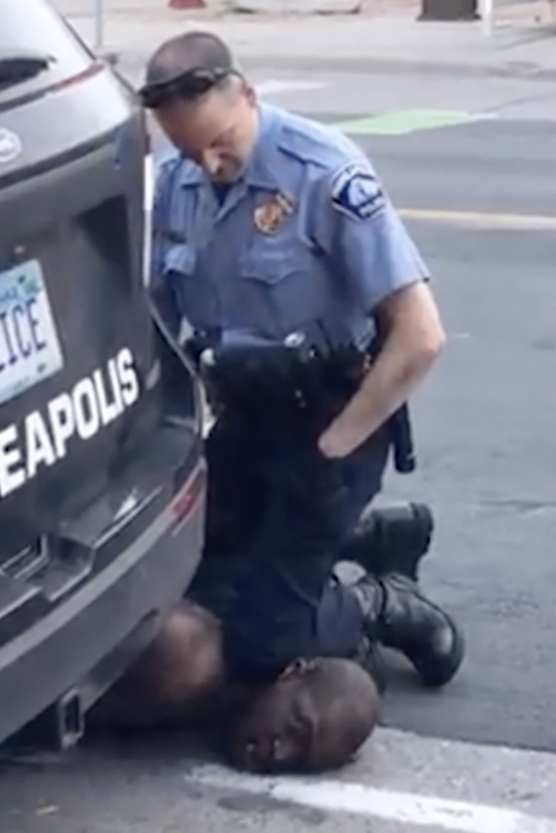 Kaader Minneapolise elaniku Darnella Frazieri tehtud videost, millel on näha Minneapolise politsenikku Derek Chauvini hoidmas oma põlve George Floydi kaelal