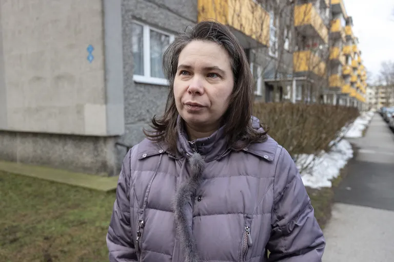 Алла Хокконен разговаривает с журналистами у своего дома, именно отсюда год назад убежал Фабио.