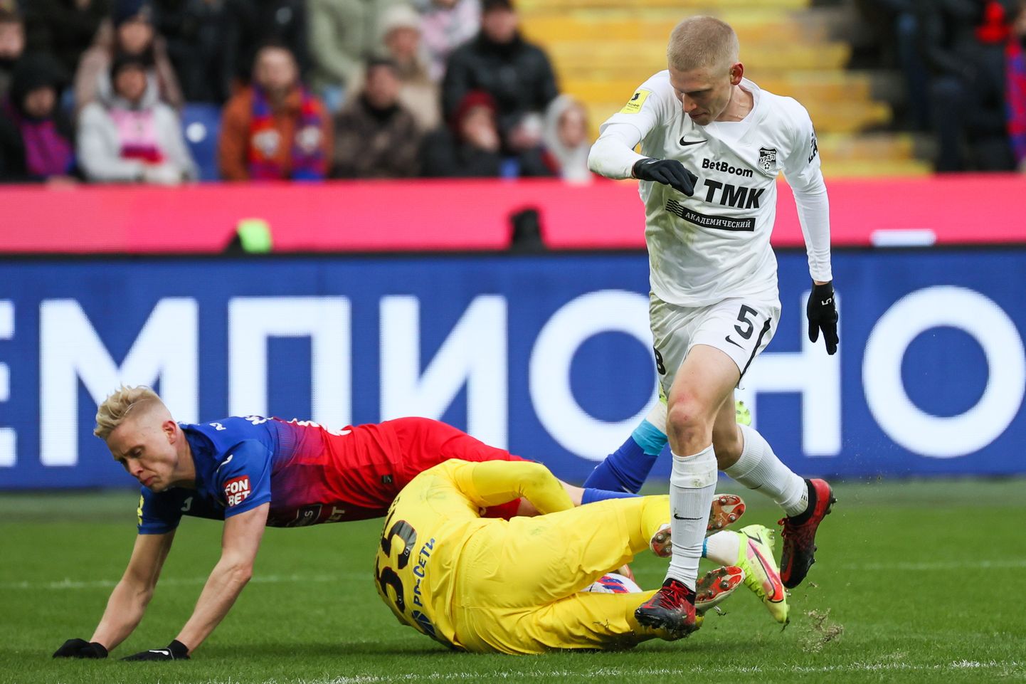 Футбол, Премьер-Лига, игровой момент, Акинфеев упал в ходе столкновения футболистов. Архивное фото.