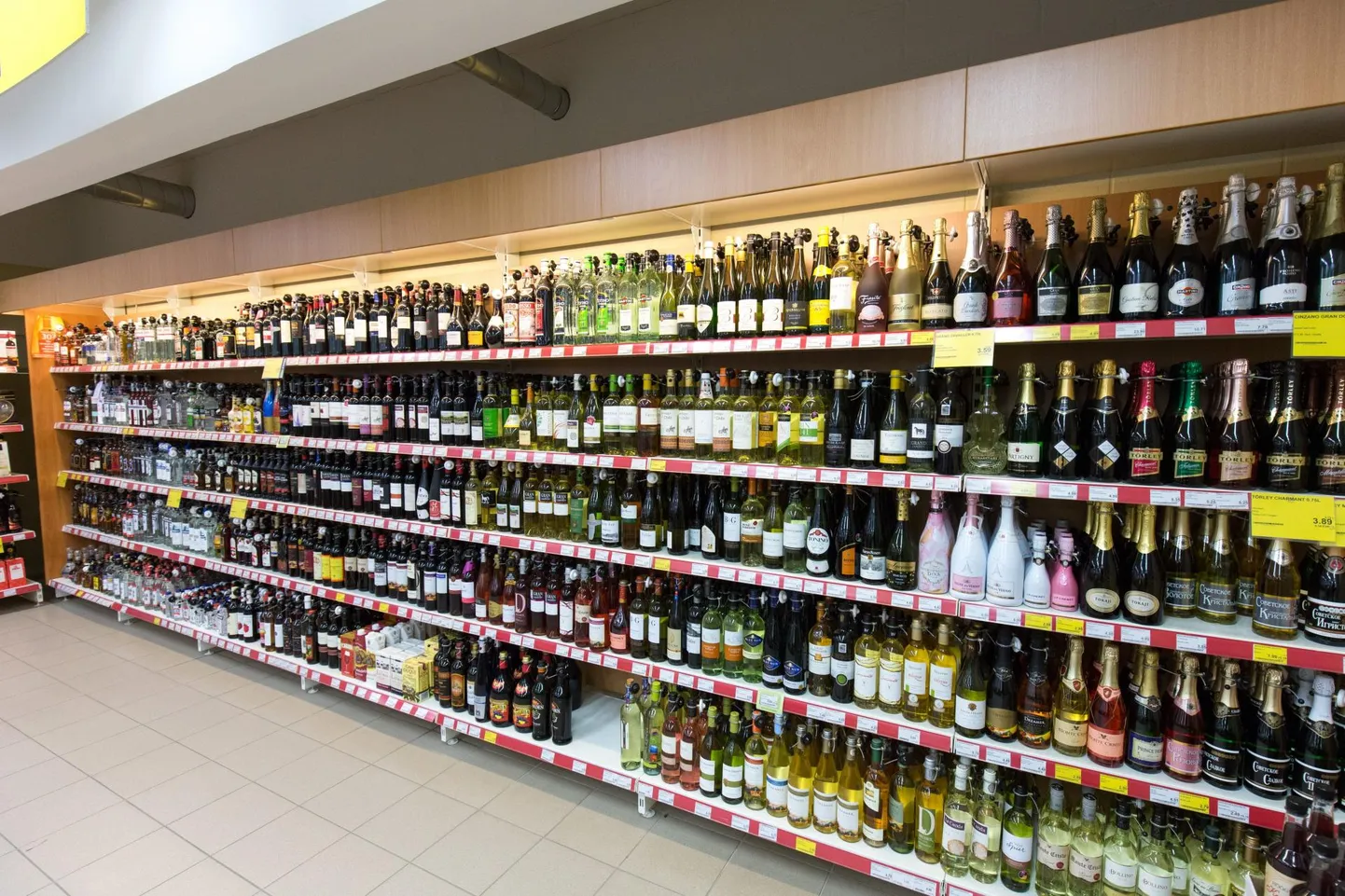 Õlle ja kange alkoholi hinna langetamise mõjul on müük vähesel määral kasvanud.