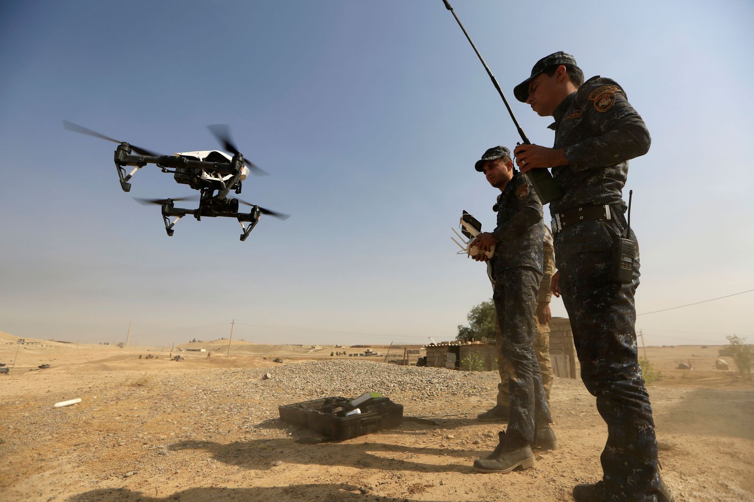 Iraagi armee esindajad katsetamas drooni
