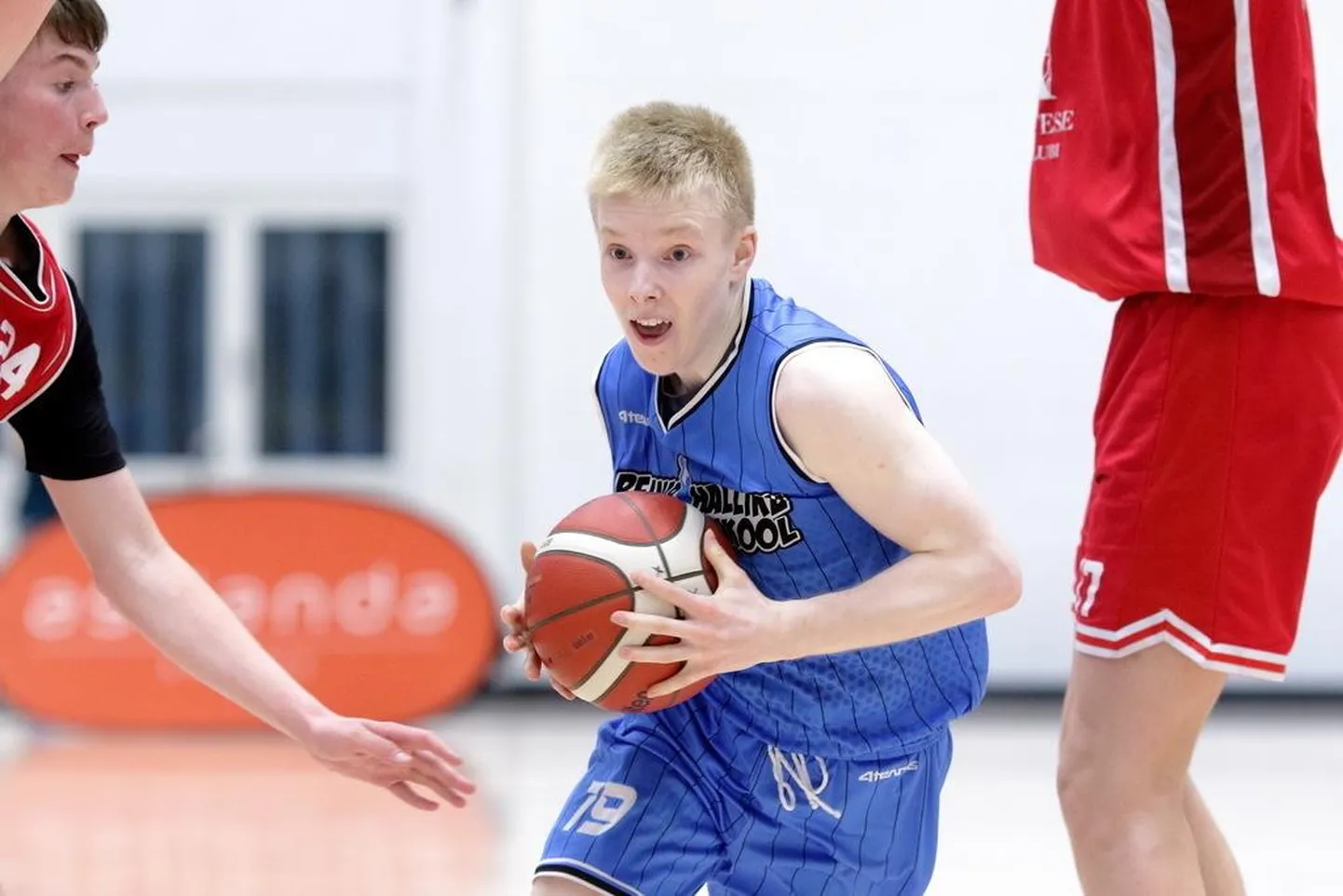 Reinar Halliku korvpallikooli kasvandik Andries Kivimägi (sinises) viskas Eesti koondise eest 6 punkti.