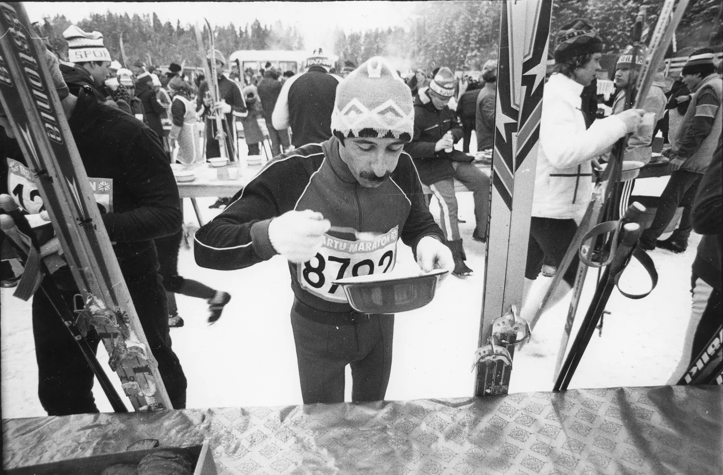 1980-ndad: pühapäevasuusataja toidupunktist energiat ammutamas.