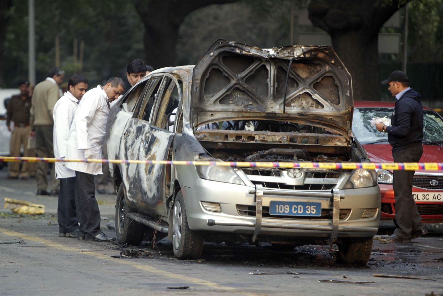 India julgeolekutöötajad täna New Delhis plahvatanud Iisraeli saatkonnaauto juures.