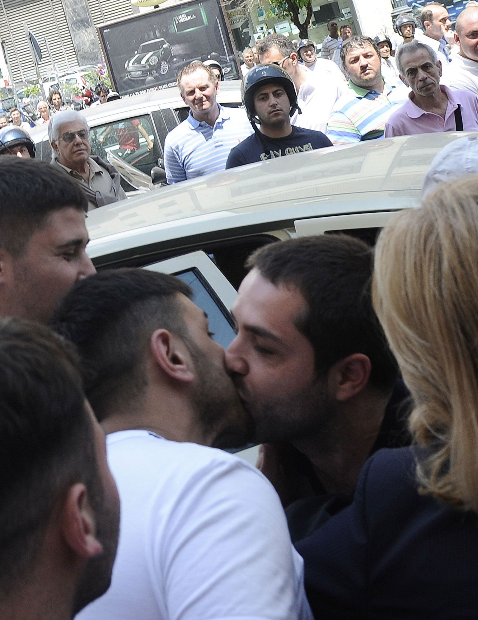 Itaalias ei tähenda meestevaheline suudlus sageli midagi homoseksuaalset. Sel pildil suudlevad pärast vahistamist kaks väidetavat maffia liiget. Nende suudlus peaks asjatundjate hinnangul tähendama vannet, et tuleb suu pidada.