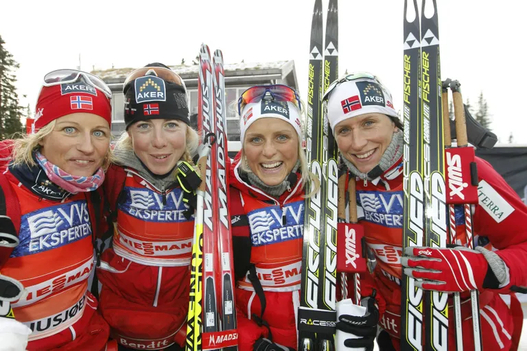 Vibeke Skofterud (vasakult), Kristin Stormer Steira, Therese Johaug ja Marit Björgen võitsid üheskoos 2010. aasta olümpiamängudel naiste teatesõidus kuldmedali.