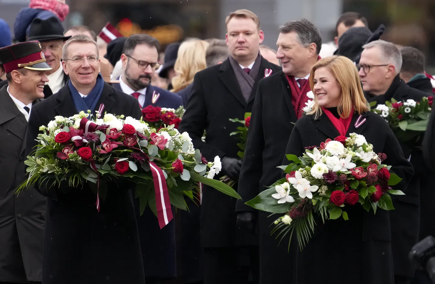 Läti president ja peaminister Riias pärgade asetamise tseremoonial.