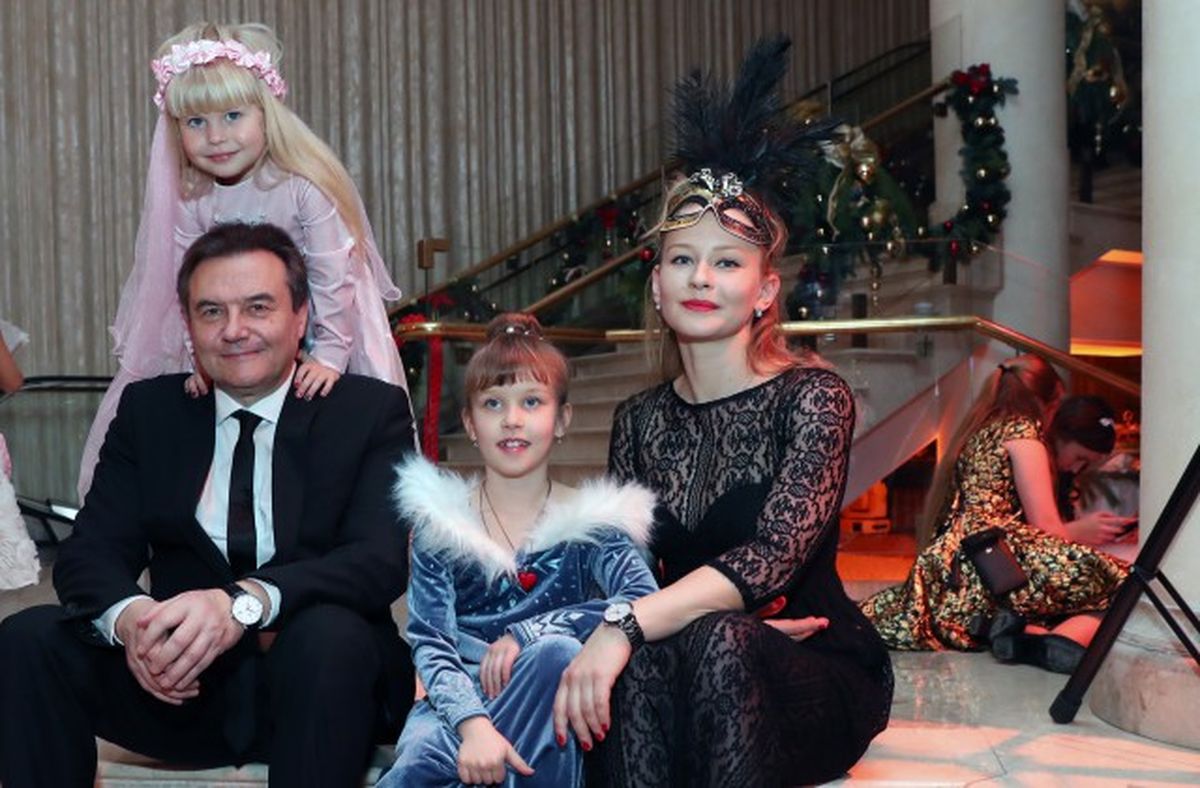 Юлия Пересильд и Алексей Учитель вывели в свет своих дочерей