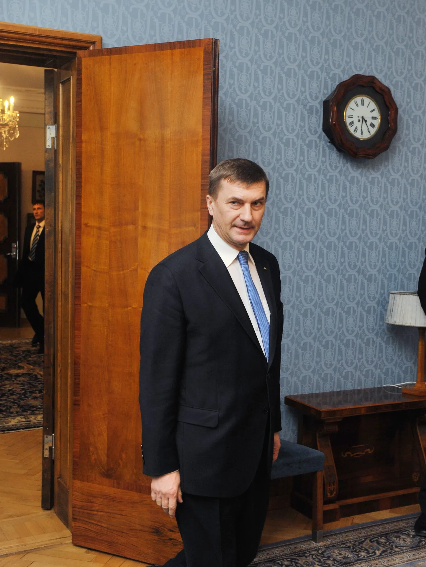 Esmaspäeval käis Andrus Ansip president Toomas Hendrik Ilvese juures, kes tegi talle ettepaneku uus valitsus moodustada.