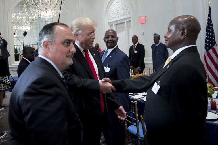 Donald Trump kätlemas Uganda presidenti Yowri Kaguta Museveniga