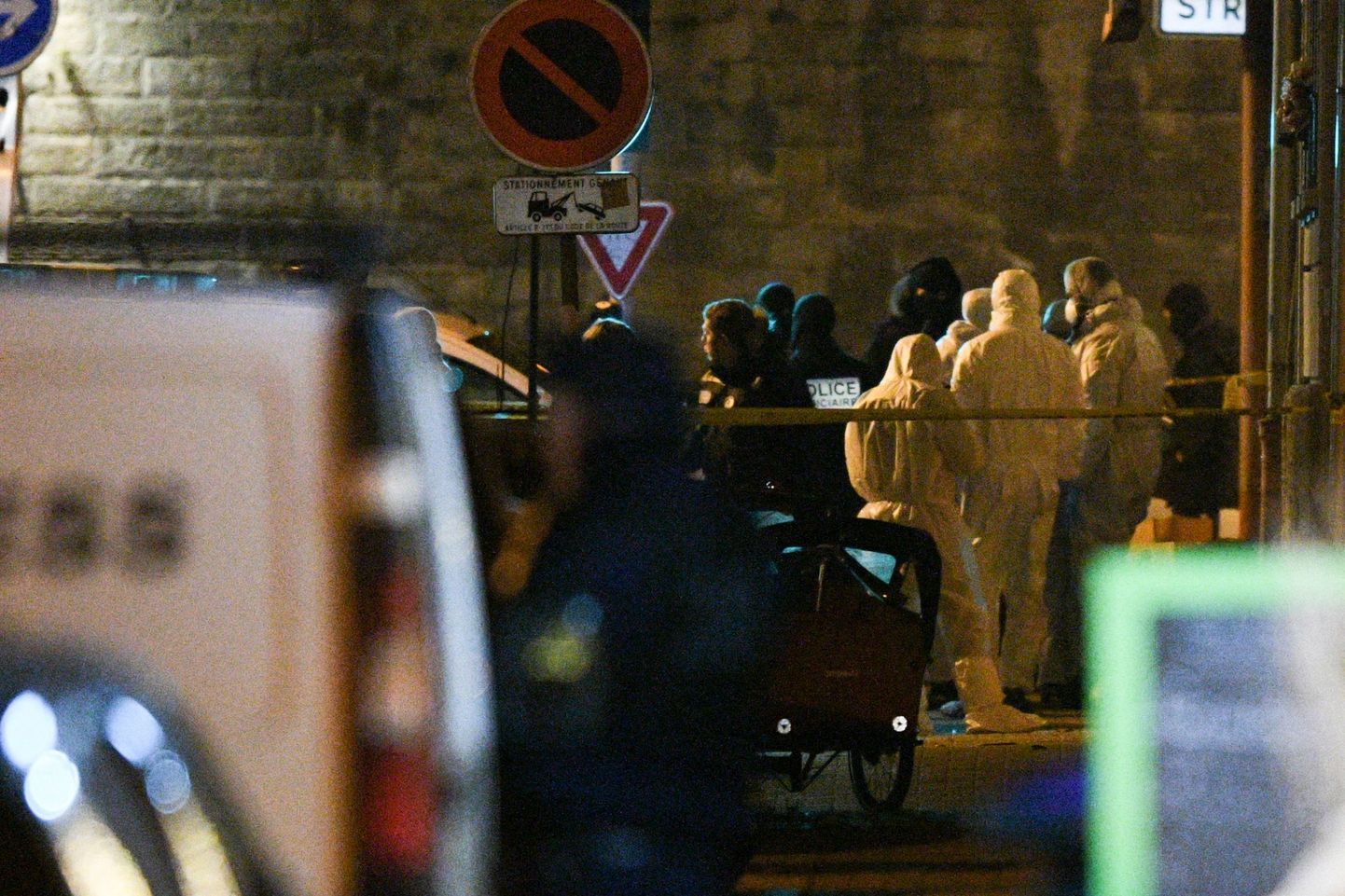 Policija pēc Strasbūras uzbrucēja nošaušanas izmeklē notikuma vietu. 