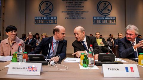 Briti NATO suursaadiku suhe oma kunagise praktikandiga vallandas skandaali