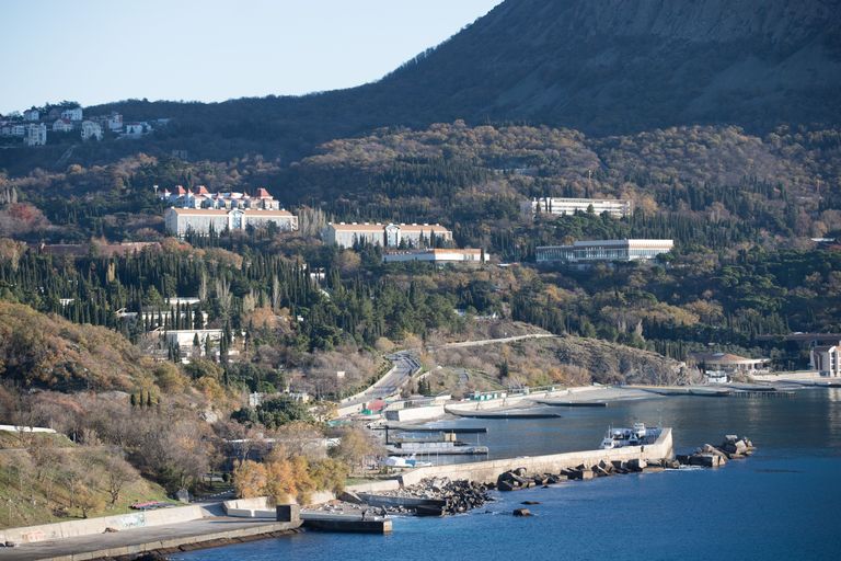 Vaated Artekile. Fotol paistab mere ääres Arteki sadam, eemal mäe peal spordikompleksid, laste elamukompleksid ning kool. 