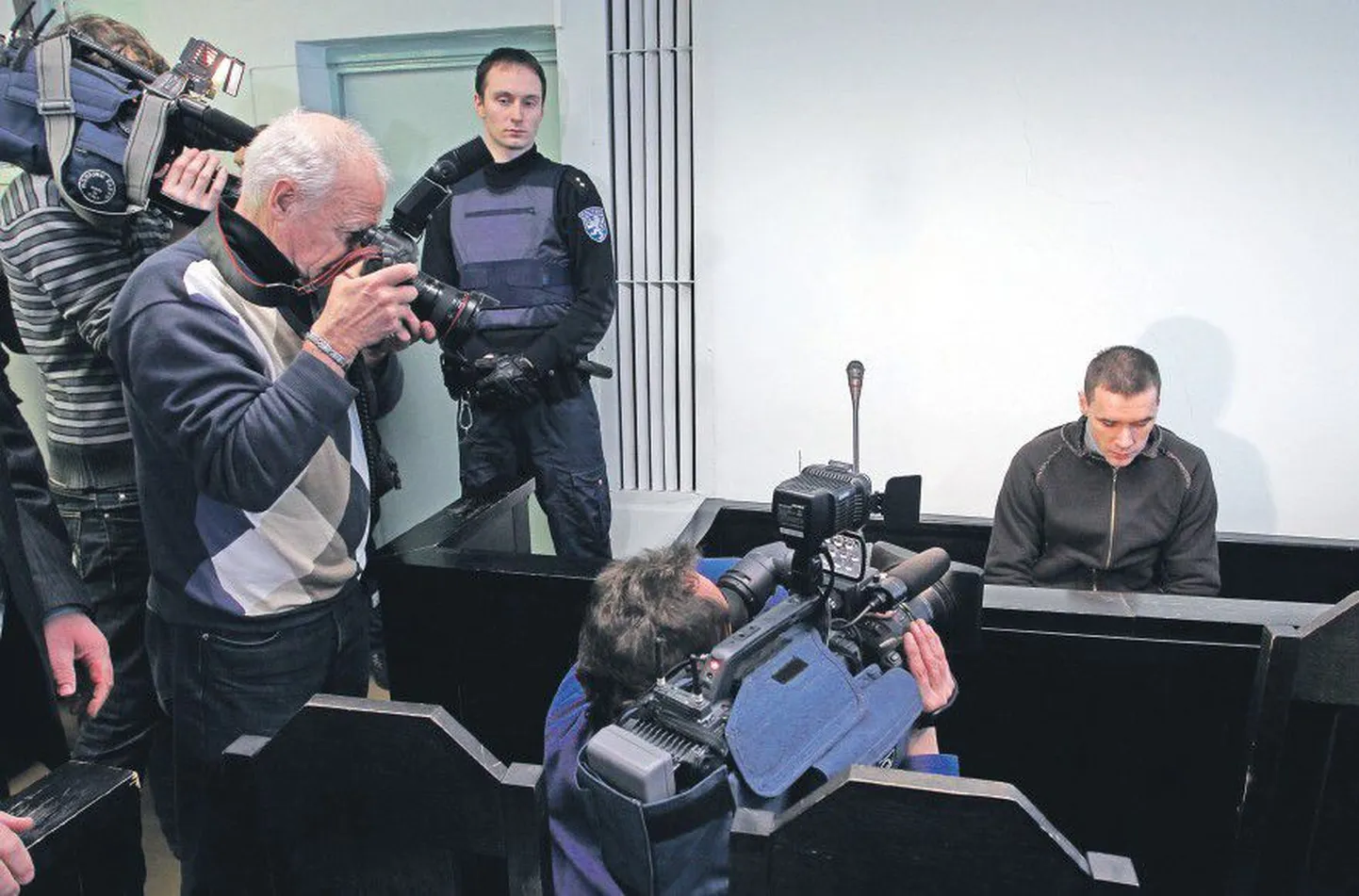 Вячеслав Баюк, глядя в объективы камер, заявил, что не признает себя виновным по большинству инкриминируемых ему преступлений.