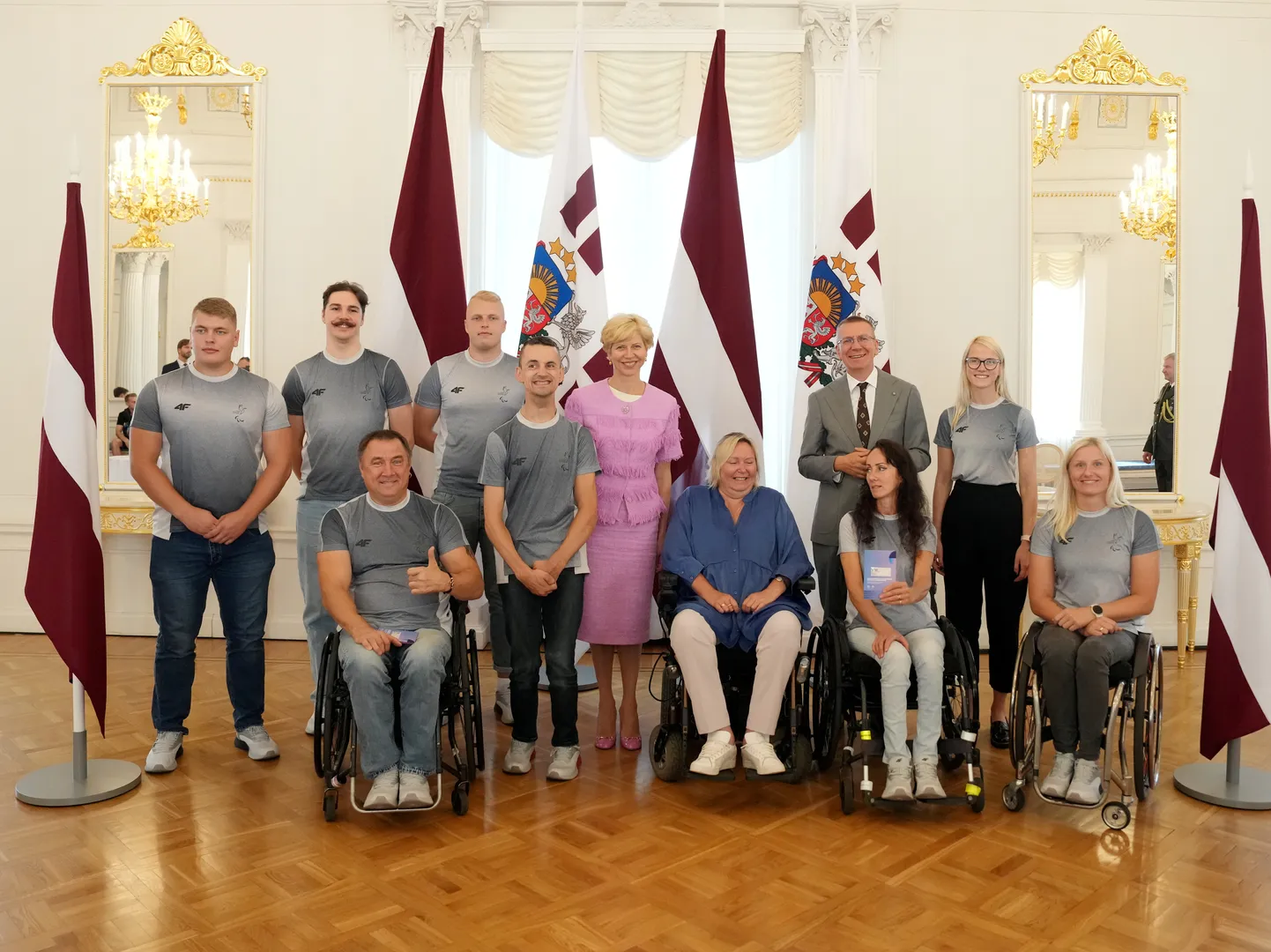 Latvijas parasportisti -  Emīls Dzilna (no kreisās), Jurijs Semjonovs, Aigars Apinis, Raivo Maksims, Rihards Snikus, izglītības un zinātnes ministre Anda Čakša, Latvijas Paralimpiskās komitejas prezidente Daiga Dadzīte, parasportiste Margita Kanopka, Valsts prezidents Edgars Rinkēvičs, Latvijas paraolimpiskās izlases delegācijas vadītāja, Saeimas deputāte Zane Skujiņa-Rubene un parasportiste Diāna Krūmiņa piedalās svinīgajā pasākumā Rīgas pilī, kur notiek prezidenta tikšanās ar Latvijas izlases dalībniekiem, kuri pārstāves Latviju Parīzes paralimpiskajās spēlēs.