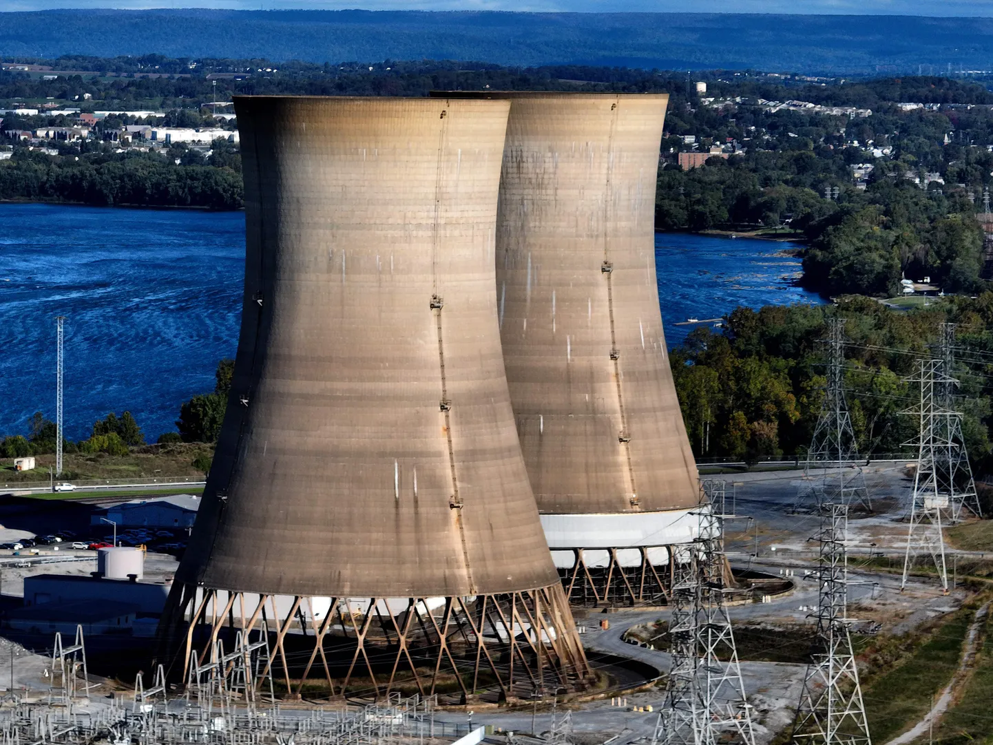 Aerofoto suletud Three Mile Islandi tuumaelektrijaamast Susquehanna jõel. Constellation Energy plaanib kulutada 1,6 miljardit dollarit reaktori renoveerimiseks ja taaskäivitamiseks 2028. aastal, kuna Microsoft nõustus ostma selles toodetavat elektrit andmekeskuste jaoks. 10 oktoober 2024.