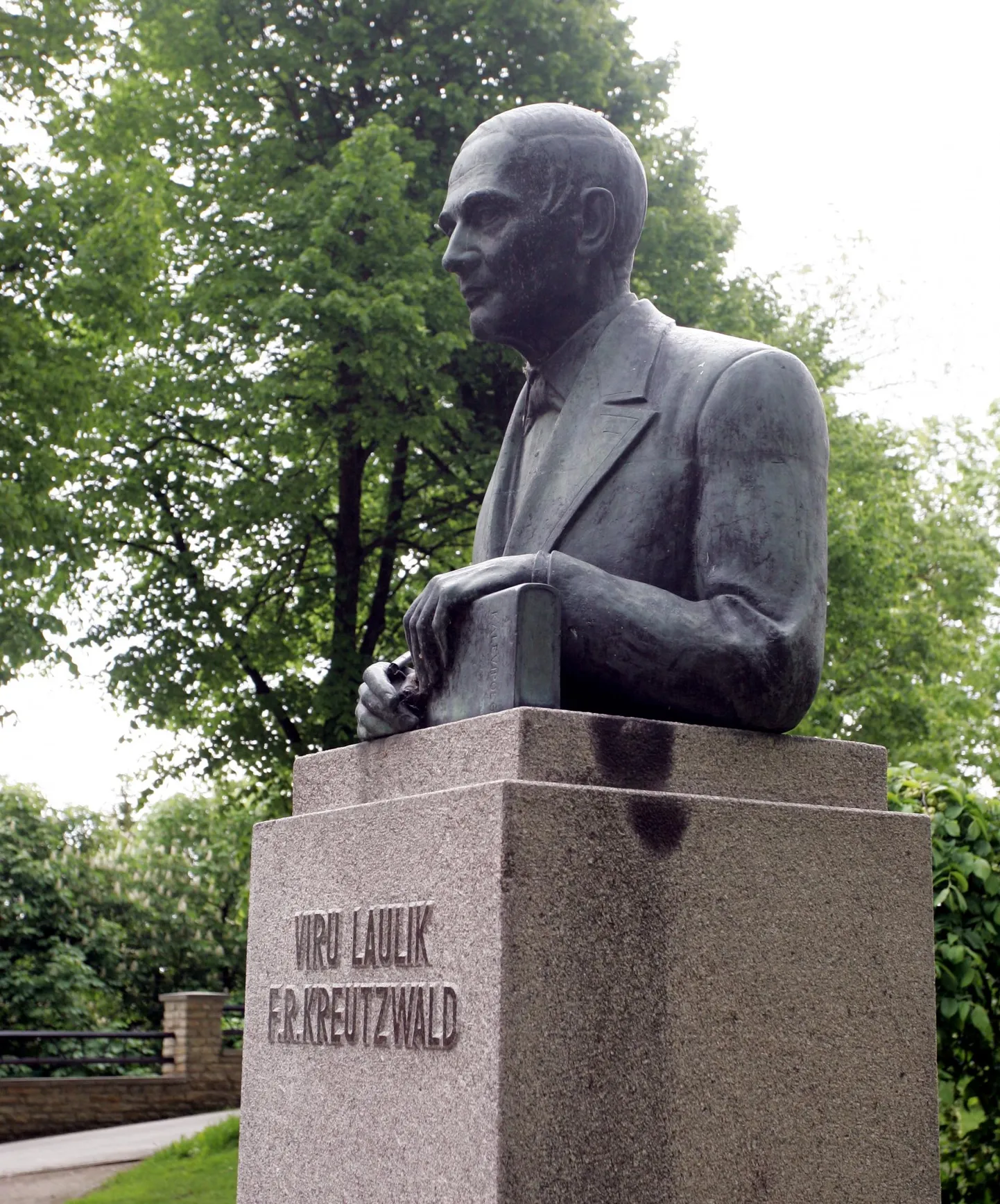 Fr. R. Kreutzwaldi mälestussammas Rakveres.