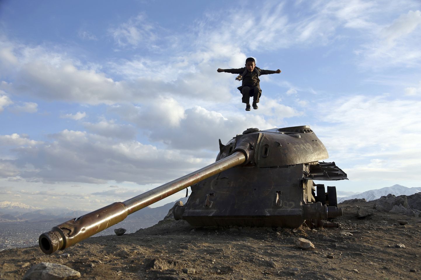 Afganistani poiss hüppab maha Nõukogude tankilt. Pilt on illustreeriv.