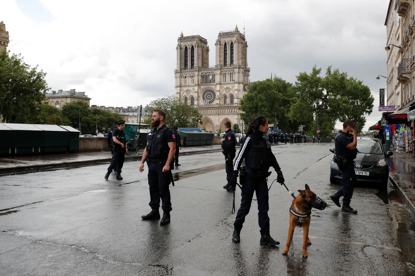 Korrakaitsjad Notre Dame`i lähedal.