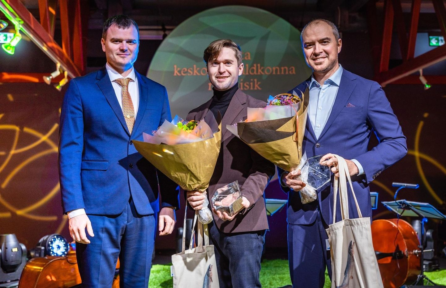 Keskkonnaminister Madis Kallas (vasakul) tunnustas keskkonnavaldkonna mõjuisikuid Sander Loitet ja Kristo Eliast.