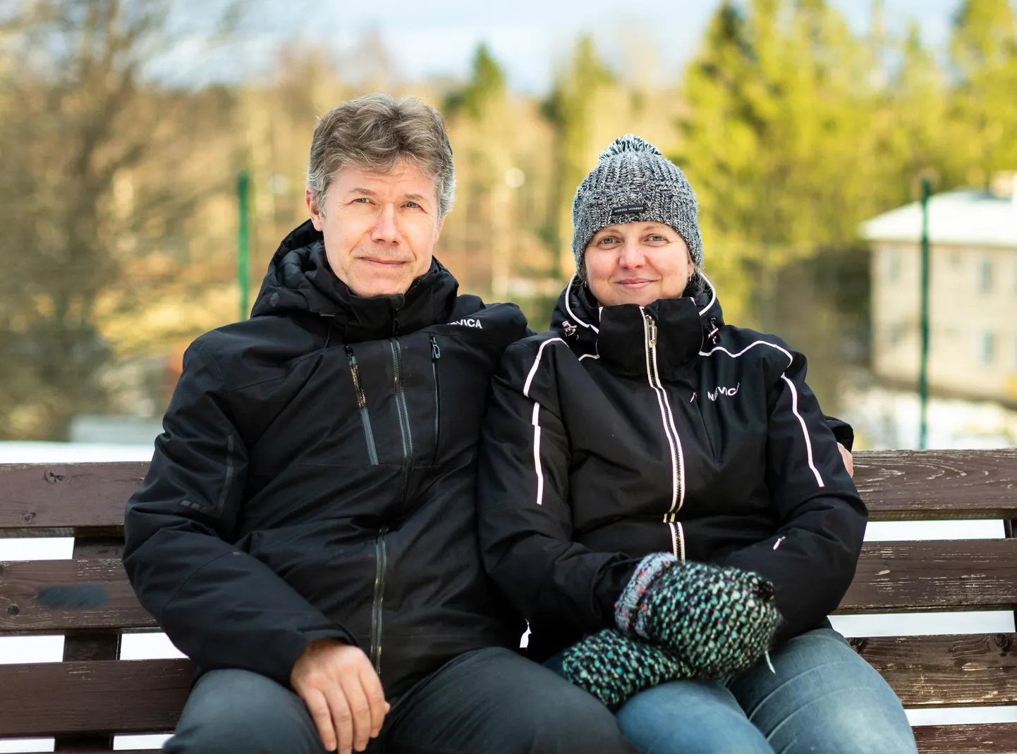 Heli ja Madis Haugi omavaheline suhtlus käib viibeldes, huultelt lugedes, kõnes ja kirjas, kuid kõige tähtsam on naeratus, mida Heli alati Madiselt ootab.
